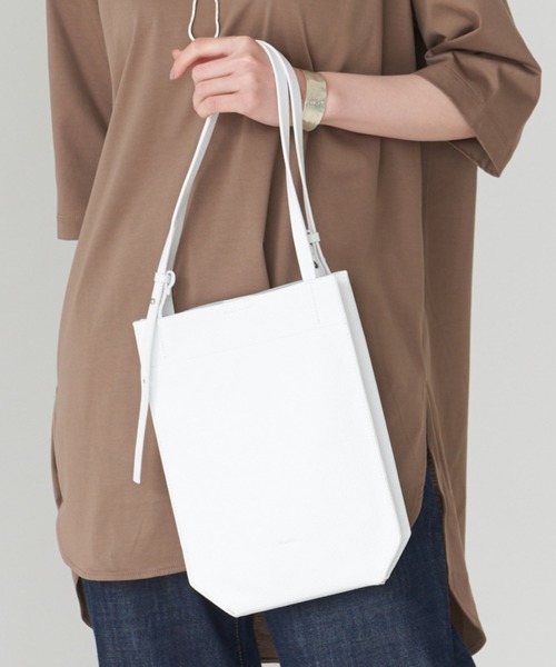 Beau're（ヴュレ）の「【WEB限定】【BEAURE】カウレザー薄マチミニトートバッグ（トートバッグ・レディース・ホワイト/グリーン/ブラック/グレイッシュベージュ・フリー）」の2枚目の写真