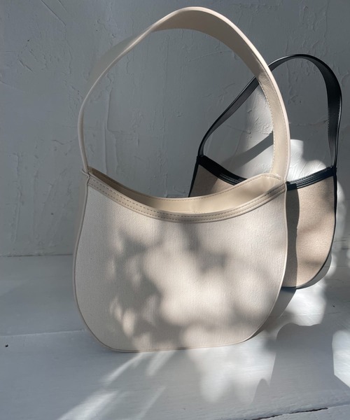 URBAN RESEARCH DOORS(アーバンリサーチドアーズ)の「ハーフサークルワンハンドルバッグ(ハンドバッグ・レディース・ベージュ系その他/ブラック・-)」の1枚目の写真