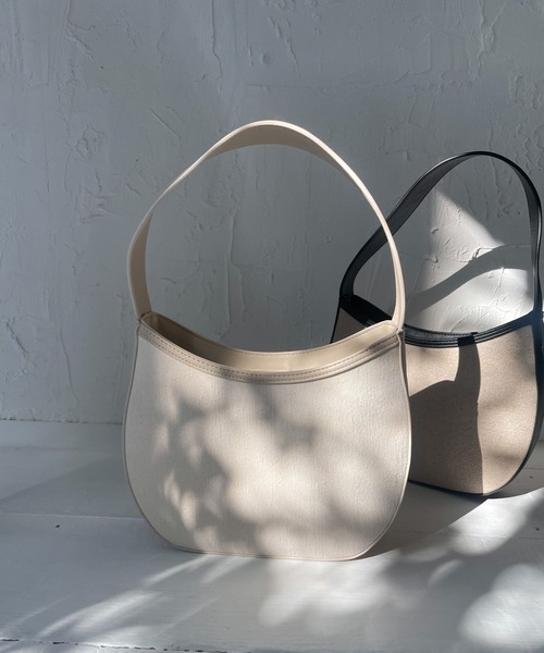 URBAN RESEARCH DOORS(アーバンリサーチドアーズ)の「ハーフサークルワンハンドルバッグ(ハンドバッグ・レディース・ベージュ系その他/ブラック・-)」の3枚目の写真