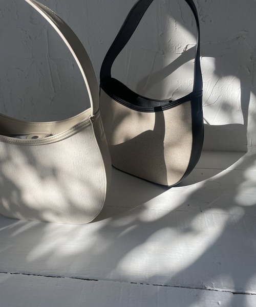 URBAN RESEARCH DOORS(アーバンリサーチドアーズ)の「ハーフサークルワンハンドルバッグ(ハンドバッグ・レディース・ベージュ系その他/ブラック・-)」の4枚目の写真