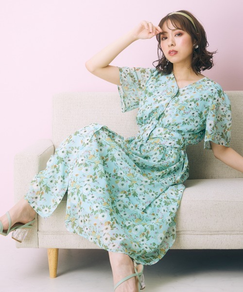 marun（マルン）の「＜大きいサイズ＞ フラワープリントワンピース marun（ワンピース・レディース・グリーン/ブラック・L/LL/3L/4L/5L）」の2枚目の写真