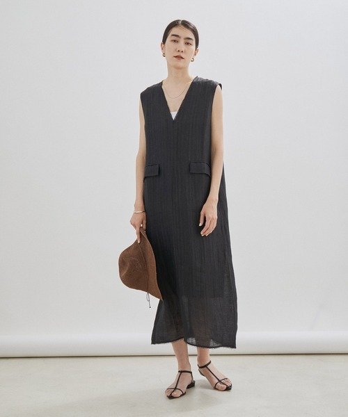 SALON adam et rope'（サロン アダム エ ロペ）の「シルクリネンジャンパースカート/Vネックワンピース（ジャンパースカート・レディース・オフホワイト/ブラック・FREE）」の3枚目の写真