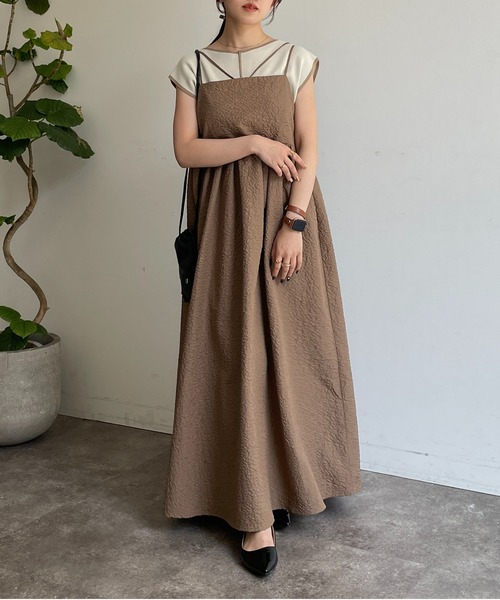 Thevon（ゼボン）の「ホルターネックエンボスキャミワンピース（ワンピース・レディース・ブラウン/ブラック/アイボリー・FREE）」の17枚目の写真