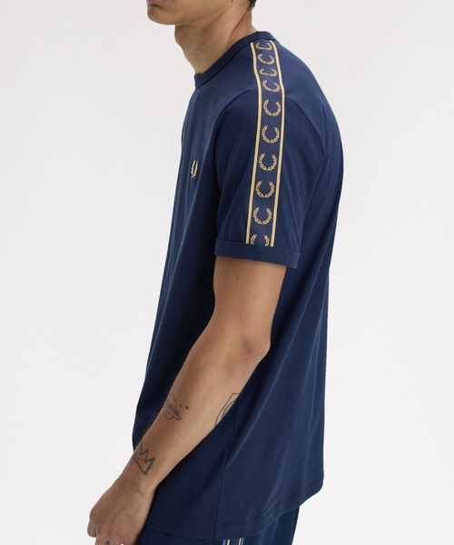 FRED PERRY（フレッドペリー）の「Contrast Tape Ringer T-Shirt／コントラストテープリンガーTシャツ（Tシャツ/カットソー・メンズ・ホワイト/ブラック/オフホワイト/チャコールグレー/アイボリー/ネイビー/ベージュ/ライトオリーブ/ライトベージュ/ベージュ系その他/ダークネイビー/ブラック×ゴールド/マルーン/セージグリーン/ダークブルー/グリーン/ベージュ系その他2・M/L/S）」の15枚目の写真