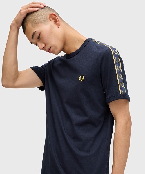 FRED PERRY（フレッドペリー）の「Contrast Tape Ringer T-Shirt／コントラストテープリンガーTシャツ（Tシャツ/カットソー・メンズ・ホワイト/ブラック/オフホワイト/チャコールグレー/アイボリー/ネイビー/ベージュ/ライトオリーブ/ライトベージュ/ベージュ系その他/ダークネイビー/ブラック×ゴールド/マルーン/セージグリーン/ダークブルー/グリーン/ベージュ系その他2・M/L/S）」の14枚目の写真