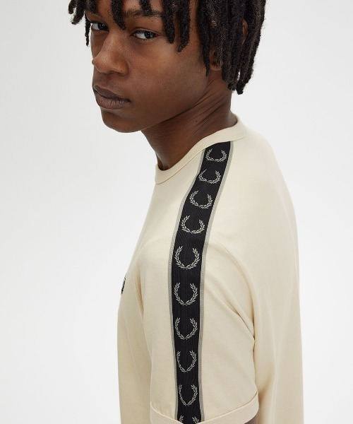 FRED PERRY（フレッドペリー）の「Contrast Tape Ringer T-Shirt／コントラストテープリンガーTシャツ（Tシャツ/カットソー・メンズ・ホワイト/ブラック/オフホワイト/チャコールグレー/アイボリー/ネイビー/ベージュ/ライトオリーブ/ライトベージュ/ベージュ系その他/ダークネイビー/ブラック×ゴールド/マルーン/セージグリーン/ダークブルー/グリーン/ベージュ系その他2・M/L/S）」の3枚目の写真