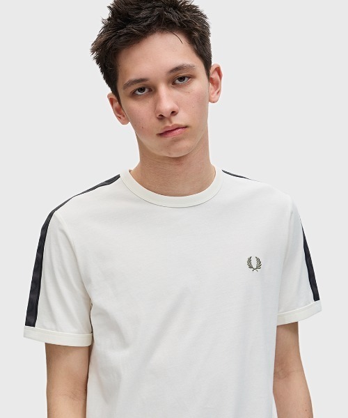 FRED PERRY（フレッドペリー）の「Contrast Tape Ringer T-Shirt／コントラストテープリンガーTシャツ（Tシャツ/カットソー・メンズ・ホワイト/ブラック/オフホワイト/チャコールグレー/アイボリー/ネイビー/ベージュ/ライトオリーブ/ライトベージュ/ベージュ系その他/ダークネイビー/ブラック×ゴールド/マルーン/セージグリーン/ダークブルー/グリーン/ベージュ系その他2・M/L/S）」の10枚目の写真