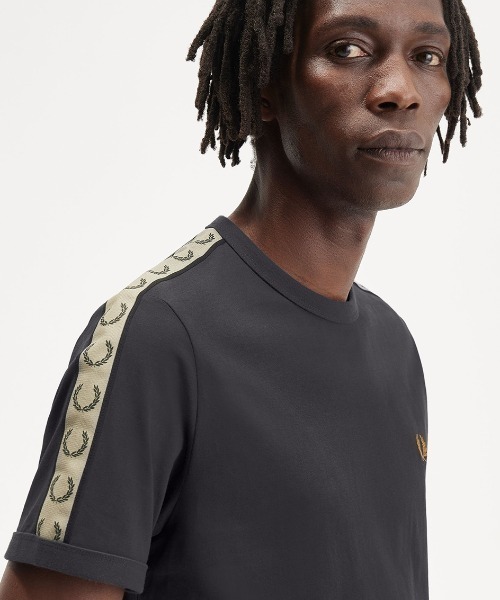 FRED PERRY（フレッドペリー）の「Contrast Tape Ringer T-Shirt／コントラストテープリンガーTシャツ（Tシャツ/カットソー・メンズ・ホワイト/ブラック/オフホワイト/チャコールグレー/アイボリー/ネイビー/ベージュ/ライトオリーブ/ライトベージュ/ベージュ系その他/ダークネイビー/ブラック×ゴールド/マルーン/セージグリーン/ダークブルー/グリーン/ベージュ系その他2・M/L/S）」の7枚目の写真