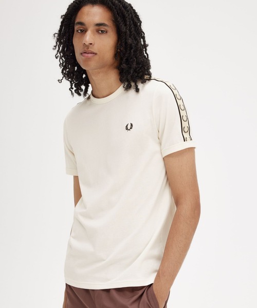 FRED PERRY（フレッドペリー）の「Contrast Tape Ringer T-Shirt／コントラストテープリンガーTシャツ（Tシャツ/カットソー・メンズ・ホワイト/ブラック/オフホワイト/チャコールグレー/アイボリー/ネイビー/ベージュ/ライトオリーブ/ライトベージュ/ベージュ系その他/ダークネイビー/ブラック×ゴールド/マルーン/セージグリーン/ダークブルー/グリーン/ベージュ系その他2・M/L/S）」の4枚目の写真