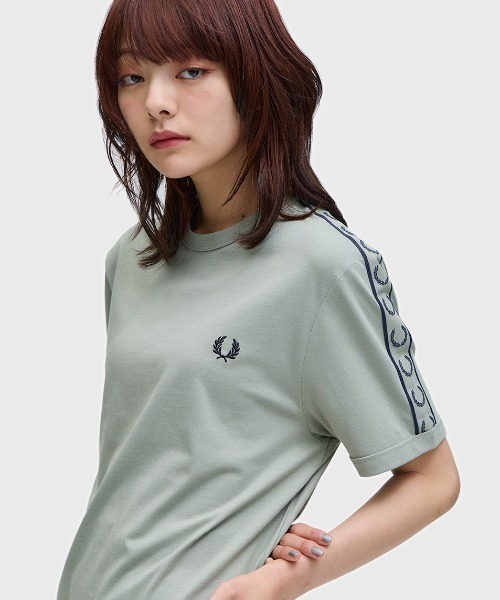 FRED PERRY（フレッドペリー）の「Contrast Tape Ringer T-Shirt／コントラストテープリンガーTシャツ（Tシャツ/カットソー・メンズ・ホワイト/ブラック/オフホワイト/チャコールグレー/アイボリー/ネイビー/ベージュ/ライトオリーブ/ライトベージュ/ベージュ系その他/ダークネイビー/ブラック×ゴールド/マルーン/セージグリーン/ダークブルー/グリーン/ベージュ系その他2・M/L/S）」の13枚目の写真