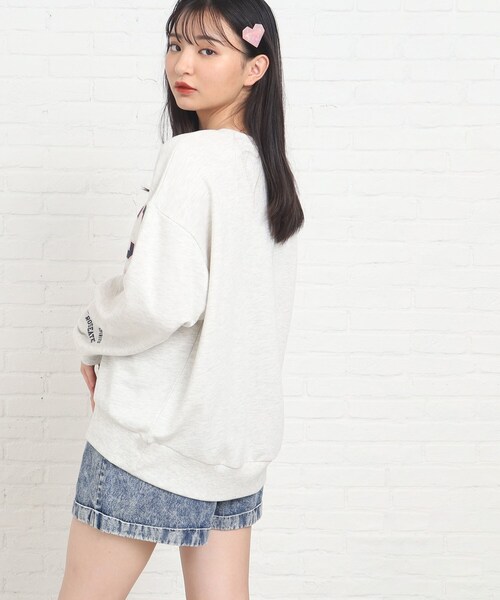 PINK-latte(ピンクラテ)の「◆【130サイズあり】カレッジロゴ裏毛プルオーバー(Tシャツ/カットソー・キッズ・チャコールグレー/ライトパープル/ダークグリーン/グレー/オフホワイト・15 /14/13/16/02)」の13枚目の写真
