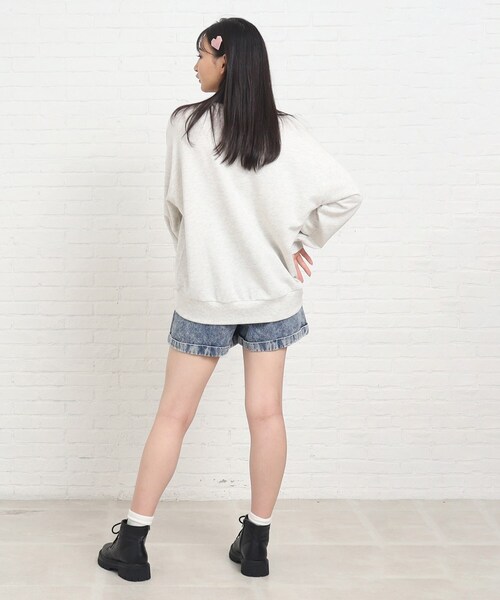 PINK-latte(ピンクラテ)の「◆【130サイズあり】カレッジロゴ裏毛プルオーバー(Tシャツ/カットソー・キッズ・チャコールグレー/ライトパープル/ダークグリーン/グレー/オフホワイト・15 /14/13/16/02)」の17枚目の写真
