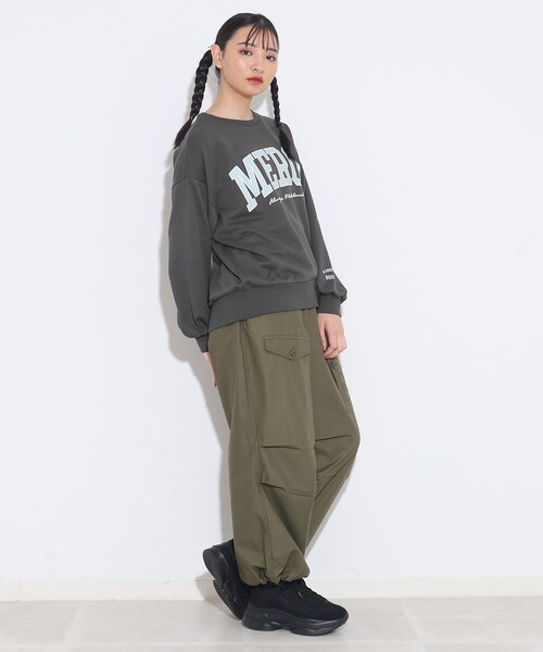 PINK-latte(ピンクラテ)の「◆【130サイズあり】カレッジロゴ裏毛プルオーバー(Tシャツ/カットソー・キッズ・チャコールグレー/ライトパープル/ダークグリーン/グレー/オフホワイト・15 /14/13/16/02)」の22枚目の写真