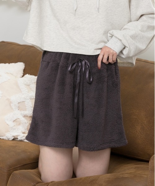 ad thie(アドティエ)の「ボア ショート パンツ(ルームウェア/パジャマ・レディース・チャコール/オフホワイト/ブラック/ブルー/ミント/ピンク/ナチュラル/ネイビー・FREE)」の3枚目の写真