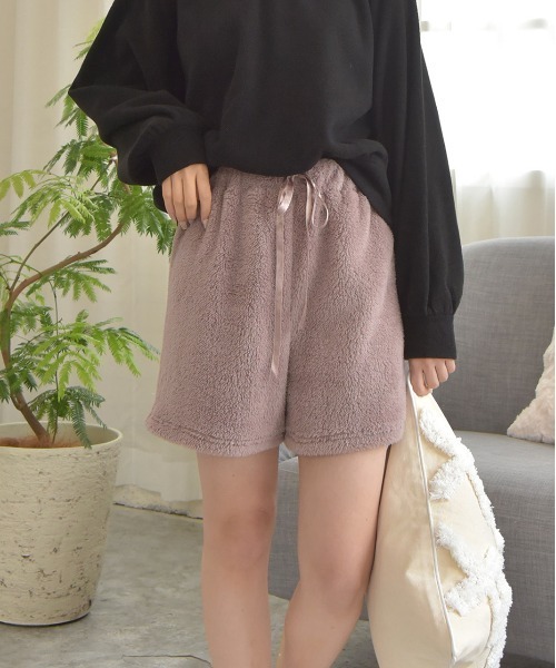ad thie(アドティエ)の「ボア ショート パンツ(ルームウェア/パジャマ・レディース・チャコール/オフホワイト/ブラック/ブルー/ミント/ピンク/ナチュラル/ネイビー・FREE)」の15枚目の写真