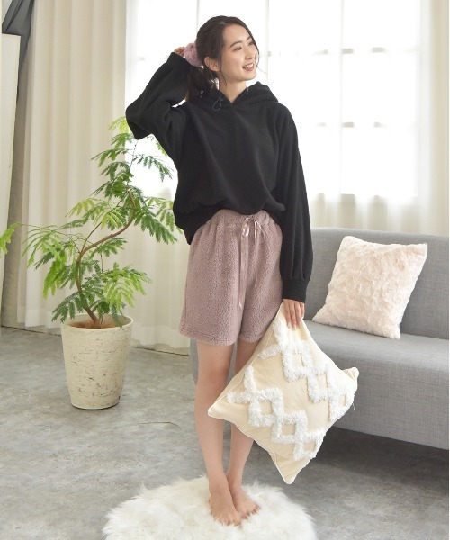 ad thie(アドティエ)の「ボア ショート パンツ(ルームウェア/パジャマ・レディース・チャコール/オフホワイト/ブラック/ブルー/ミント/ピンク/ナチュラル/ネイビー・FREE)」の16枚目の写真