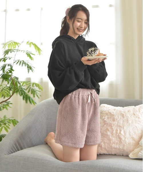 ad thie(アドティエ)の「ボア ショート パンツ(ルームウェア/パジャマ・レディース・チャコール/オフホワイト/ブラック/ブルー/ミント/ピンク/ナチュラル/ネイビー・FREE)」の17枚目の写真