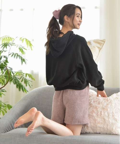 ad thie(アドティエ)の「ボア ショート パンツ(ルームウェア/パジャマ・レディース・チャコール/オフホワイト/ブラック/ブルー/ミント/ピンク/ナチュラル/ネイビー・FREE)」の18枚目の写真