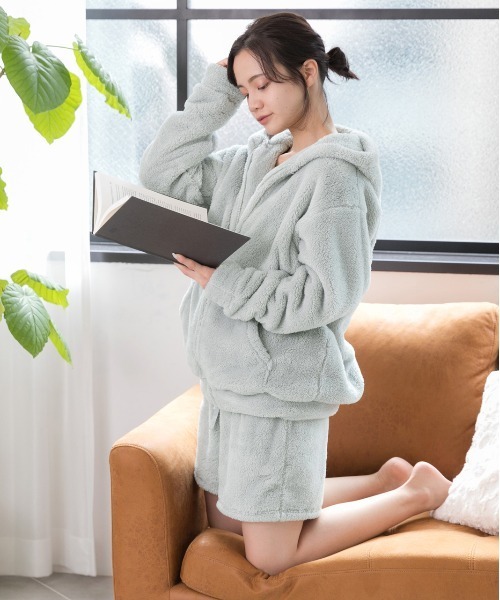ad thie(アドティエ)の「ボア ショート パンツ(ルームウェア/パジャマ・レディース・チャコール/オフホワイト/ブラック/ブルー/ミント/ピンク/ナチュラル/ネイビー・FREE)」の11枚目の写真