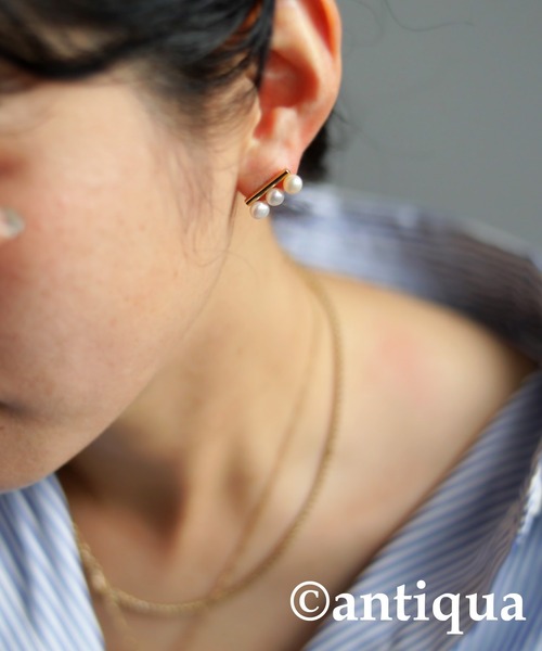 antiqua(アンティカ)の「3連パールデザインピアス(ピアス(両耳用)・レディース・ゴールド・FREE)」の4枚目の写真