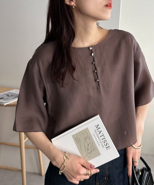 DISCOAT(ディスコート)の「【10色展開/WEB限定】前後2WAYシアー金ボタンプルオーバー(シャツ/ブラウス・レディース・ホワイト/ブラック/ピンク/ライトグレー/ブラウン/サーモンピンク/グリーン系その他2/ミント/チャコールグレー/ブルー・MEDIUM)」の6枚目の写真