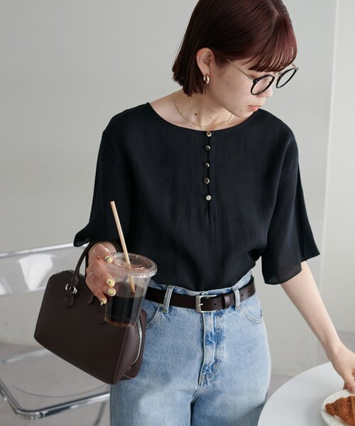 DISCOAT(ディスコート)の「【10色展開/WEB限定】前後2WAYシアー金ボタンプルオーバー(シャツ/ブラウス・レディース・ホワイト/ブラック/ピンク/ライトグレー/ブラウン/サーモンピンク/グリーン系その他2/ミント/チャコールグレー/ブルー・MEDIUM)」の16枚目の写真