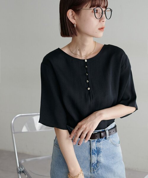 DISCOAT(ディスコート)の「【10色展開/WEB限定】前後2WAYシアー金ボタンプルオーバー(シャツ/ブラウス・レディース・ホワイト/ブラック/ピンク/ライトグレー/ブラウン/サーモンピンク/グリーン系その他2/ミント/チャコールグレー/ブルー・MEDIUM)」の18枚目の写真