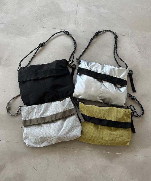 Perushu(ペルーシュ)の「3ポケットジップショルダーバッグ(ショルダーバッグ・メンズ・シルバー/ブラック/ライトカーキ/ライトグレー・FREE)」の11枚目の写真