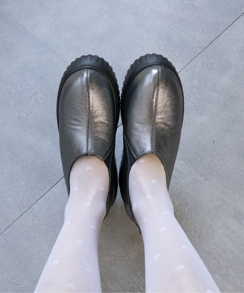 Fabby fabby（ファビィーファビィー）の「トラックソールスリッポンシューズ（スリッポン・レディース・オフホワイト/ブラック/シルバー・MEDIUM/LARGE/SMALL）」の3枚目の写真