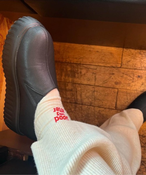 Fabby fabby（ファビィーファビィー）の「トラックソールスリッポンシューズ（スリッポン・レディース・オフホワイト/ブラック/シルバー・MEDIUM/LARGE/SMALL）」の2枚目の写真