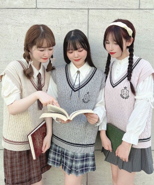 F i.n.t(フィント)の「ライン使いケーブルニットベスト/fint(ベスト・レディース・アイボリー/ライトピンク/グレー・FREE)」の1枚目の写真