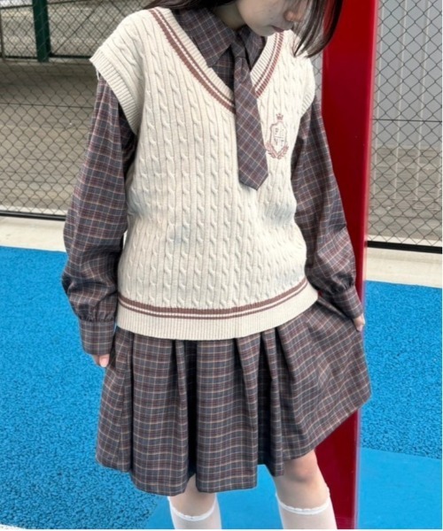 F i.n.t(フィント)の「ライン使いケーブルニットベスト/fint(ベスト・レディース・アイボリー/ライトピンク/グレー・FREE)」の2枚目の写真