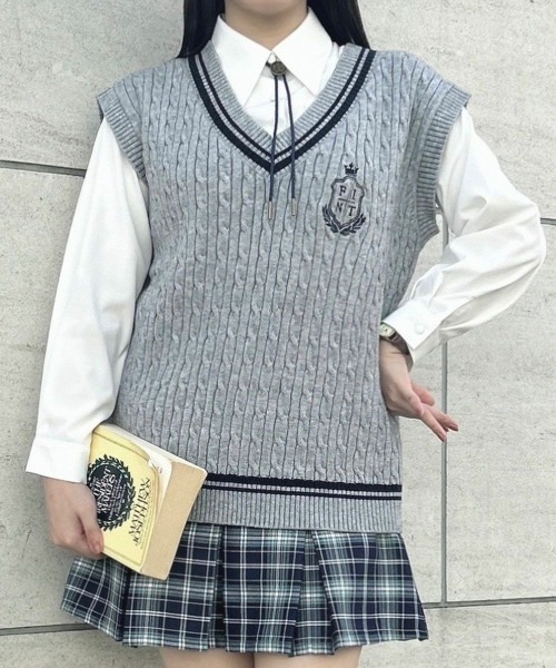 F i.n.t(フィント)の「ライン使いケーブルニットベスト/fint(ベスト・レディース・アイボリー/ライトピンク/グレー・FREE)」の16枚目の写真