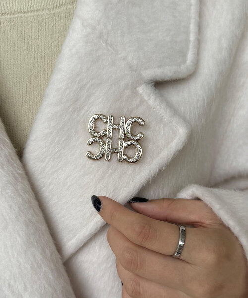 Chico(チコ)の「ロゴビジューブローチ(イヤリング・レディース・シルバー/ゴールド・FREE)」の2枚目の写真