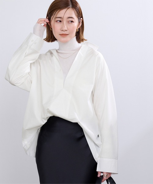 UR'S(ユアーズ)の「スキッパーネックドルマンスリーブオーバーサイズシャツ(シャツ/ブラウス・レディース・ホワイト/ブルー/ベージュ/ネイビー/チャコール・S/L/M)」の1枚目の写真