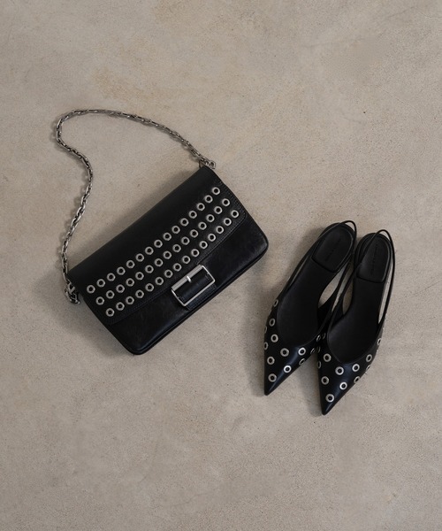 CHARLES & KEITH（チャールズ & キース）の「Liv リブ グロメットチェーンハンドルショルダーバッグ（ショルダーバッグ・レディース・スミクロ/クリーム・M）」の17枚目の写真