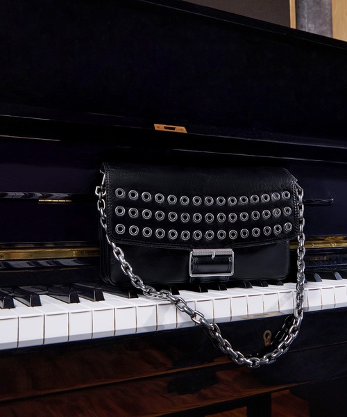 CHARLES & KEITH（チャールズ & キース）の「Liv リブ グロメットチェーンハンドルショルダーバッグ（ショルダーバッグ・レディース・スミクロ/クリーム・M）」の16枚目の写真