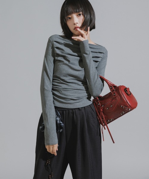 Chick（チック）の「Off Shoulder Gather Tops / オフショルダーギャザートップス（Tシャツ/カットソー・レディース・ブラウン/ホワイト/ブラック/グレー・FREE）」の4枚目の写真