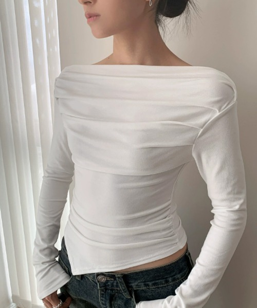 Chick（チック）の「Off Shoulder Gather Tops / オフショルダーギャザートップス（Tシャツ/カットソー・レディース・ブラウン/ホワイト/ブラック/グレー・FREE）」の2枚目の写真