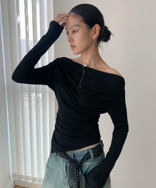Chick（チック）の「Off Shoulder Gather Tops / オフショルダーギャザートップス（Tシャツ/カットソー・レディース・ブラウン/ホワイト/ブラック/グレー・FREE）」の3枚目の写真