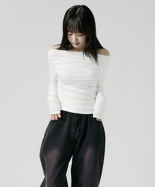 Chick（チック）の「Off Shoulder Gather Tops / オフショルダーギャザートップス（Tシャツ/カットソー・レディース・ブラウン/ホワイト/ブラック/グレー・FREE）」の5枚目の写真