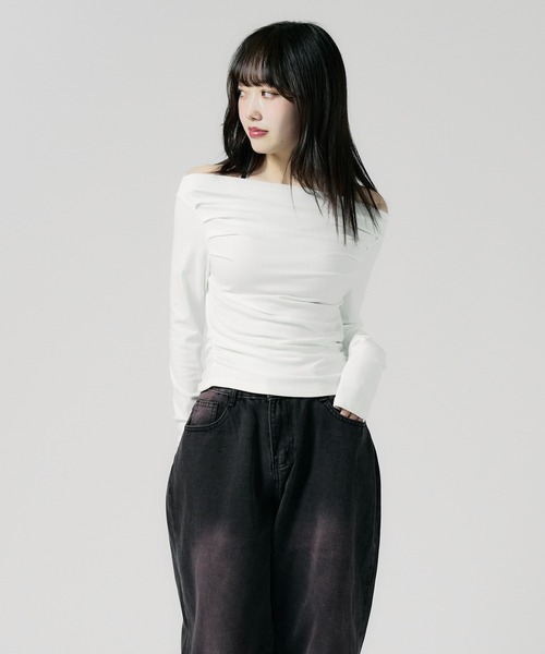 Chick（チック）の「Off Shoulder Gather Tops / オフショルダーギャザートップス（Tシャツ/カットソー・レディース・ブラウン/ホワイト/ブラック/グレー・FREE）」の6枚目の写真