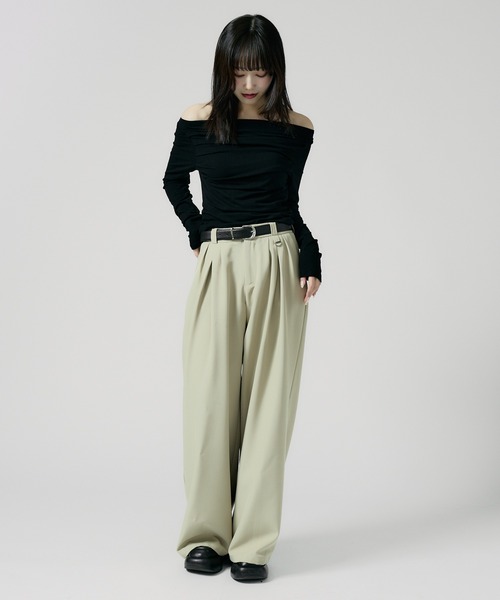 Chick（チック）の「Off Shoulder Gather Tops / オフショルダーギャザートップス（Tシャツ/カットソー・レディース・ブラウン/ホワイト/ブラック/グレー・FREE）」の12枚目の写真