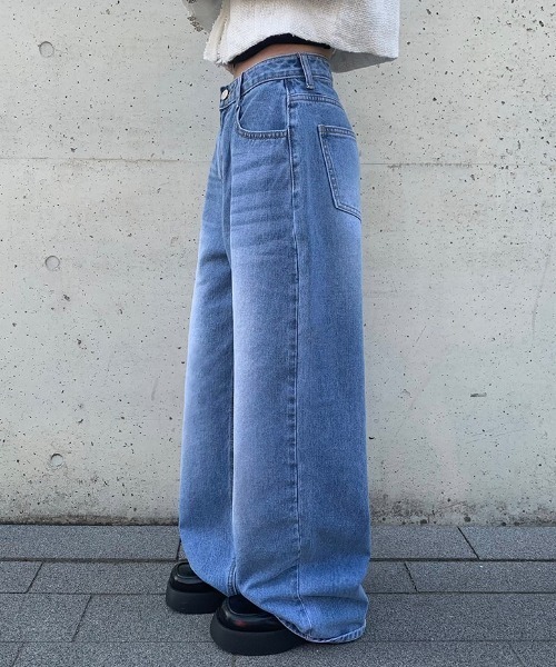 anyonemore(エニワンモア)の「ウォッシングワイドライトブルーデニムパンツ(デニムパンツ・レディース・ライトブルー・LARGE/MEDIUM/SMALL)」の11枚目の写真
