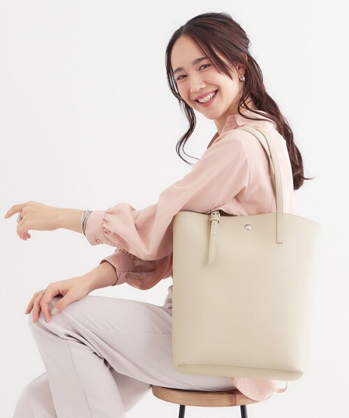 SHOO・LA・RUE(シューラルー)の「【A4】一枚革風カクシボトートバッグ(トートバッグ・レディース・ナチュラル/アイボリー/ブラック・00)」の3枚目の写真