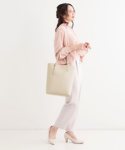 SHOO・LA・RUE(シューラルー)の「【A4】一枚革風カクシボトートバッグ(トートバッグ・レディース・ナチュラル/アイボリー/ブラック・00)」の13枚目の写真