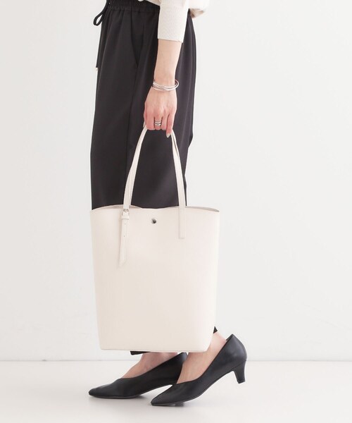 SHOO・LA・RUE(シューラルー)の「【A4】一枚革風カクシボトートバッグ(トートバッグ・レディース・ナチュラル/アイボリー/ブラック・00)」の14枚目の写真
