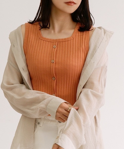 CLOTHY(クロシィ)の「【ブラ紐もナチュラルに隠せる!】フェイクボタンリブタンクトップ(タンクトップ・レディース・カーキ/ブラック/グレイッシュベージュ/ブラウン/オレンジ・LARGE/MEDIUM)」の18枚目の写真