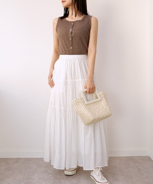 CLOTHY(クロシィ)の「【ブラ紐もナチュラルに隠せる!】フェイクボタンリブタンクトップ(タンクトップ・レディース・カーキ/ブラック/グレイッシュベージュ/ブラウン/オレンジ・LARGE/MEDIUM)」の9枚目の写真