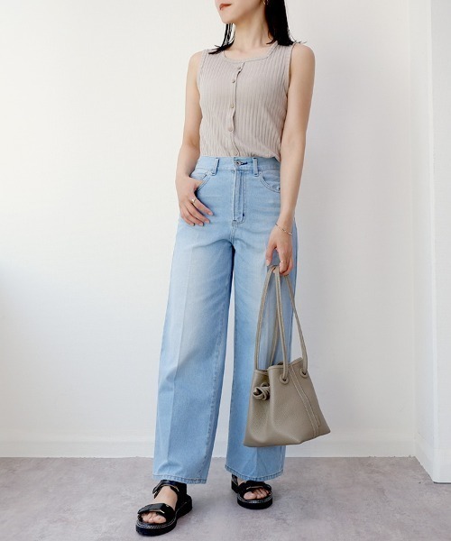 CLOTHY(クロシィ)の「【ブラ紐もナチュラルに隠せる!】フェイクボタンリブタンクトップ(タンクトップ・レディース・カーキ/ブラック/グレイッシュベージュ/ブラウン/オレンジ・LARGE/MEDIUM)」の13枚目の写真